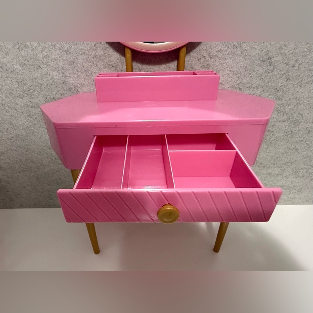 18โ OG Vanity Set Pink/Gold Table and Chair set (no accessories included) - Picture 7 of 14